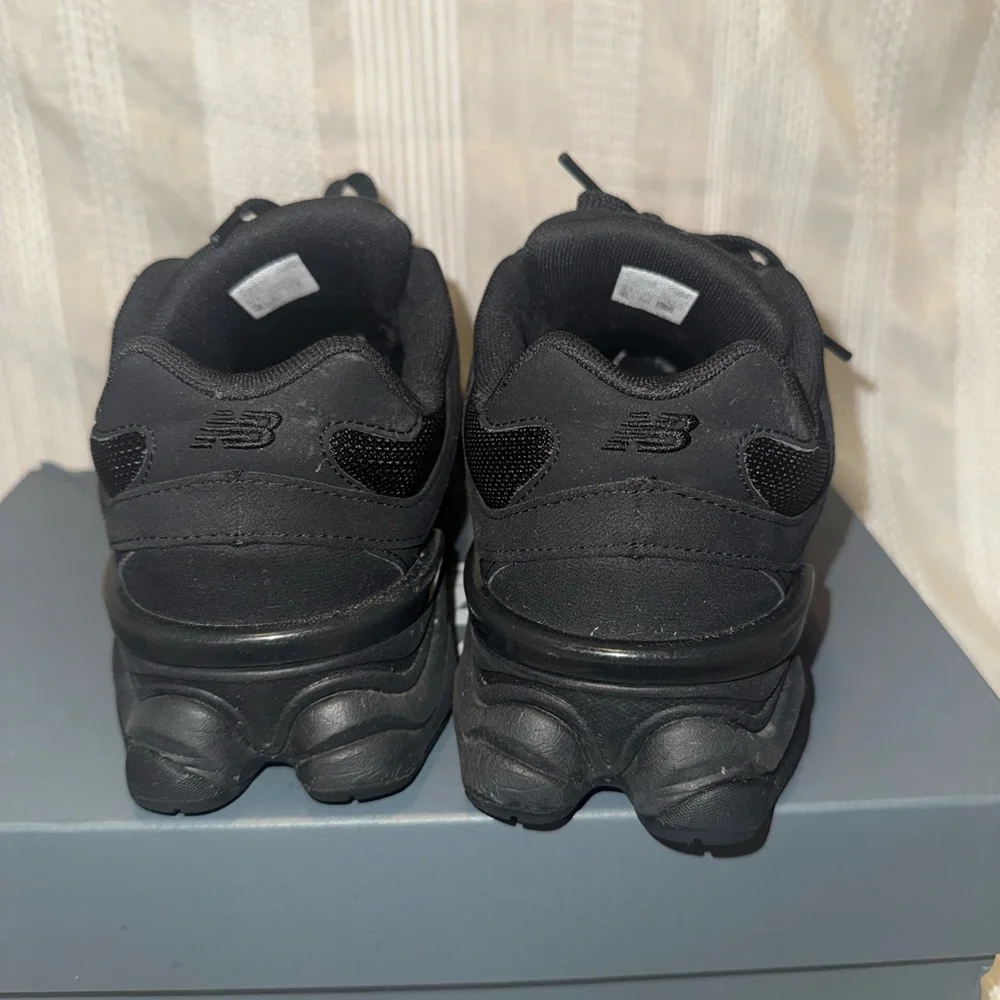 New Balance 9060 Sneakers Triple Black Youth 6.5 Women’s Size 8 - Picture 5 of 10